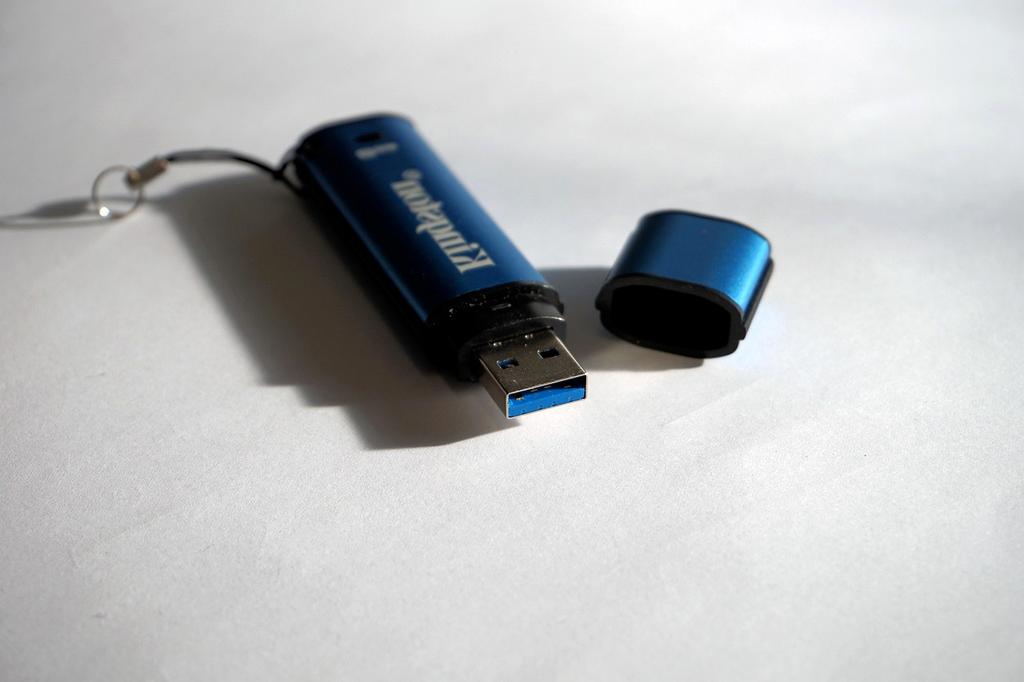 Molecular storage device with atomic-level precision engineering