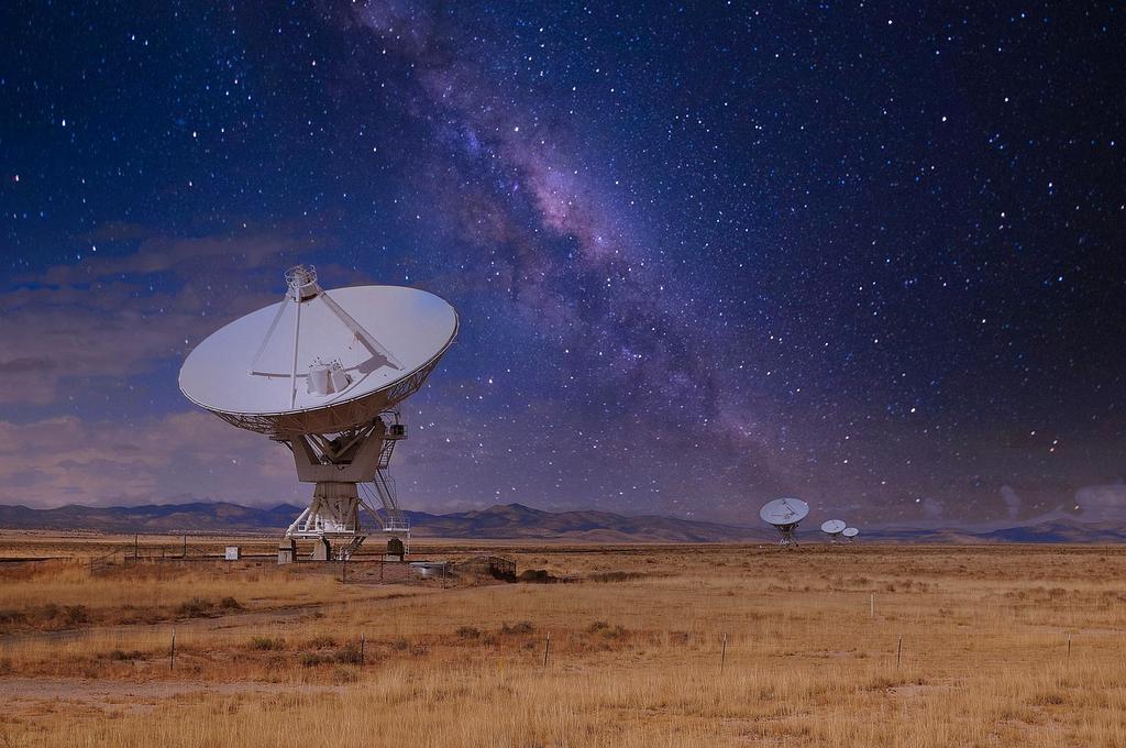 Quantum error correction system with multiple qubit arrays