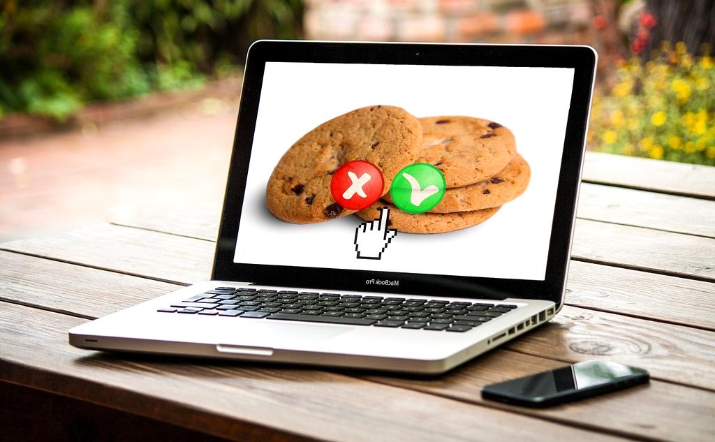 Global network visualization showing instant file synchronization across multiple data centers